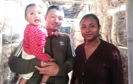 सुनिल र पूजा त्वायना आफ्ना सन्तानसँग च्याउ फार्ममा।